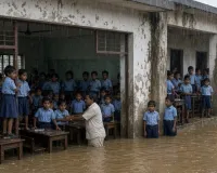 ओडिशा में स्कूल में घुसा बाढ़ का पानी : 400 विद्यार्थी फंसे, छात्राओं को निकालने के लिए ली नावों की मदद 