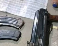 कश्मीर में हथियारों का जखीरा बरामद : एके-47 राइफल, ग्रेनेड और गोला-बारूद बरामद, तलाशी अभियान जारी