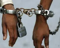 ग्रेटर नोएडा में पुलिस और बदमाशों के बीच मुठभेड़: पैर में गोली लगने से एक बदमाश घायल, दूसरे को घेराबंदी कर दबोचा