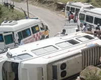 गंगोत्री हाईवे पर गुजरात के तीर्थयात्रियों से भरा टेंपो ट्रेवल्स पलटा, ब्रेक फेल होने से हादसा; 17 यात्री सुरक्षित