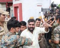 छात्रसंघ चुनाव की मांग पर एबीवीपी कार्यकर्ताओं का राजस्थान विश्वविद्यालय में प्रदर्शन, पुलिस ने हिरासत में लिया