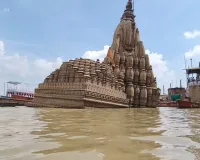 गंगा के बढ़ते जलस्तर से वाराणसी में हालात बिगड़े: मणिकर्णिका-अस्सी घाट तक पहुंचा पानी, गलियों में शुरू हुआ शवदाह