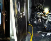 स्कूटी में लगी आग से तीन मंजिला मकान में फैली लपटें, दो झुलसे