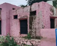 जर्जर भवन में 42 से अधिक विद्यार्थी पढ़ने को मजबूर