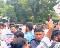 ज्ञानेश कुमार के इस्तीफे की मांग : युवा कांग्रेस का चुनाव आयोग की ओर मार्च, पुलिस ने बैरिकेड लगाकर रोका; हिरासत में प्रदर्शनकारी