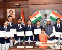 राज्यपाल हरिभाऊ बागडे से राष्ट्रीय पुरस्कार प्राप्त एनएसएस के छात्र-छात्राओं ने की मुलाकात