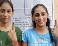 नगर निगम चुनाव : पहली बार मतदान का अनुभव, भाविका और हर्षिता ने उत्साह के साथ डाला वोट