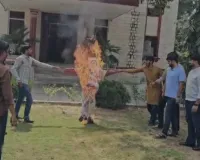 राजस्थान विश्वविद्यालय : कुलगुरु के अंतिम कार्यदिवस पर छात्रों ने किया पुतला दहन, जमकर की नारेबाजी