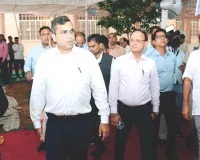 कंधों पर चुनावी जिम्मेदारी, हाथों में मतदान सामग्री,  565 दलों ने संभाला मोर्चा