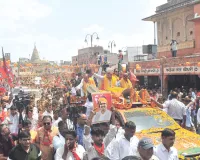 सीएम का परकोटे में रोड शो : 1 किमी तक ओपन जीप में चले, भाजपा प्रत्याशियों के लिए मांगे वोट