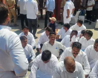 महापौर चुनाव से पहले कांग्रेस का धरना : अंदर प्रवेश रोकने पर विधायक रफीक खान भड़के, भाजपा नेताओं के प्रवेश पर उठाए सवाल