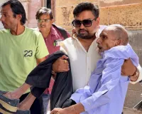 राजस्थान नगर निगम चुनाव 2026: बुजुर्ग मतदाता को गोद में उठाकर बूथ तक पहुंचाया, भाजपा महामंत्री गौरव जैन ने पेश की मानवता की मिसाल