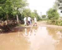 सड़क पर गहरे गड्ढे से लोग परेशान, 6 साल बाद भी अधूरा पड़ा है निर्माण