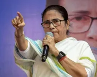 तृणमूल कांग्रेस के दोनों धड़ों को अंतरिम नए नाम और निशान आवंटित : ममता बनर्जी को मिला फुटबॉल खिलाड़ी चुनाव चिह्न, रॉय धड़े को मिला लिफाफा