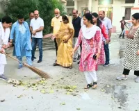 राम बारात मार्ग पर महापौर ने खुद थामी झाड़ू, कचरा गाड़ी भी चलाई