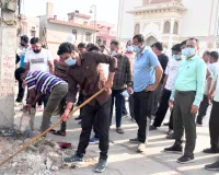 स्वच्छता उत्सव में उतरे अधिकारी-कर्मचारी, महापौर ने चौमूं पुलिया पर किया औचक निरीक्षण