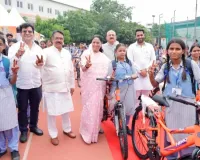 स्कूल जाने का सफर अब होगा आसान, सीएम रेखा गुप्ता ने बांटी 1400 छात्राओं को साइकिलें
