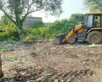 असर खबर का : खाली प्लॉटों से उठाया कचरा, सफाई व्यवस्था सुधारने में जुटी पालिका