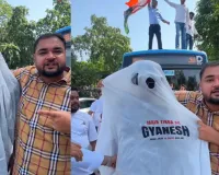 भूत का रूप धारण कर युवा कांग्रेस का प्रदर्शन, ज्ञानेश कुमार के इस्तीफे की मांग