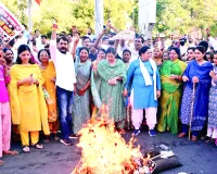 कांग्रेस सांसद के खिलाफ भाजपा महिला मोर्चा ने किया विरोध-प्रदर्शन : कांग्रेस मुख्यालय घेरने निकलीं भाजपा महिला मोर्चा की कार्यकर्ताओं को पुलिस ने रोका, सांसद का पुतला फूंका