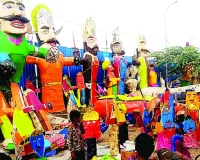 बारिश में जलने से पहले भीग गए रावण, मथुरा से आए कारीगरों के बनाए पुतले भीगने से बढ़ी चिंता
