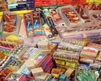 पटाखा गोदामों में क्षमता से दोगुना स्टॉक, सुरक्षा मानकों की उड़ रही धज्जियां
