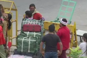 दिल्ली में लॉकडाउन: बस अड्डों-रेलवे स्टेशन पर प्रवासी मजदूरों का सैलाब, बाजारों में पसरा सन्नाटा