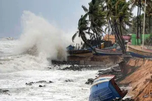 चक्रवाती तूफान 'ताउ ते' ने गुजरात में मचाई तबाही, कई जगह पेड़ उखड़े, खंभे गिरे, 3 लोगों की मौत