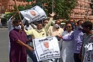 फोन टैपिंग केस: कांग्रेस कार्यकर्ताओं ने गजेंद्र सिंह शेखावत के खिलाफ किया प्रदर्शन, बताया राजस्थान का भगोड़ा