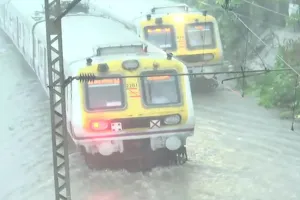 मुंबई में वक्त से 1 दिन पहले पहुंचा मानसून, भारी बारिश से कई इलाकों में भरा पानी, लोकल ट्रेन सेवा पर असर