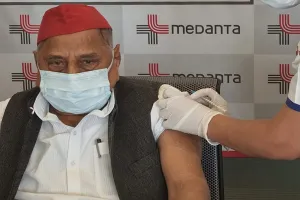 सपा संस्थापक मुलायम सिंह यादव ने लगवाई कोरोना वैक्सीन, BJP का अखिलेश यादव पर तंज