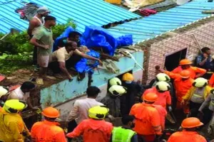 मुंबई में मूसलाधार बारिश से भूस्खलन और मकान ढहने से 32 लोगों की मौत, राष्ट्रपति और पीएम ने दुख जताया