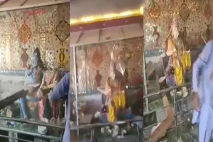 पाकिस्तान में हिंदू मंदिर में तोडफोड़: देवी-देवताओं की मूर्तियों को खंडित किया, स्थिति तनावपूर्ण