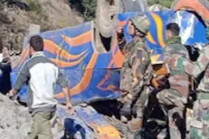 कश्मीर में खाई में गिर गई बस