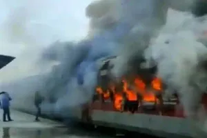बिहार में खड़ी ट्रेन में आग