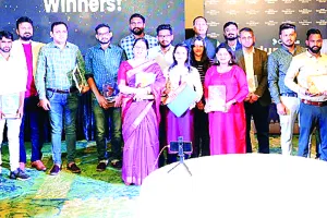 क्लासप्लस एंटरप्रेंयोर अवार्ड्स के दौरान शिक्षकों को किया सम्मानित 