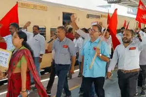 एनपीएस के विरोध में रेलकर्मियों का प्रदर्शन 