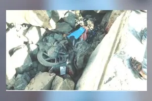  30 फीट की ऊंचाई से बाइक पर गिरी 5 टन की चट्‌टान, पत्थरों में पिस गईं मां-बेटी, पिता गंभीर घायल
