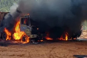 नक्सलियों ने रेत उत्खनन कर रहे 8 वाहनों को लगाई आग