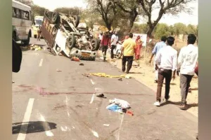 खड़ी ट्रैक्टर ट्रॉली से ओवरलोड पिकअप के टकराने से 11 लोगों की मौत