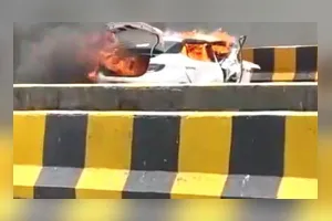 डिवाइडर से टकराने के बाद चलती कार में आग, दो जिंदा जले 
