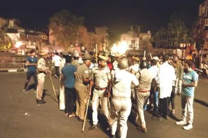 जोधपुर के जालोरी गेट इलाके में देर रात तनाव: दो गुट भिड़े, पथराव बाद पुलिस का लाठी चार्ज, आंसू गैस के गोेले भी दागे