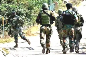 कश्मीर में 2 आतंकवादियों ने किया आत्मसमर्पण 