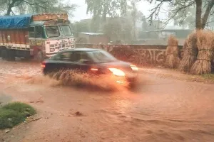 पहाड़ों से पानी संग आया मलवा, मण्डावर-बनावड़ मार्ग बाधित