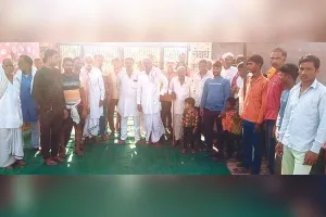 ग्रामीणों ने महात्मा गांधी विद्यालय पर जड़ा ताला