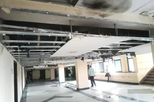 निगम की तीसरी मंजिल की पूरी फाल सीलिंग हुई क्षतिग्रस्त