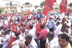 रोडवेज मुख्यालय पर कर्मचारियों का प्रदर्शन, अधिकारियों पर लगाया बदले की भावना का आरोप 