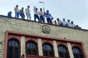 ये कैसा प्रदर्शन: मर्यादा भूल कुलपति सचिवालय की छत पर चढ़े एबीवीपी कार्यकर्ता 