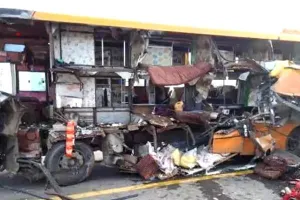  बाराबंकी में पूर्वांचल एक्सप्रेस पर हादसा, सुबह सड़क किनारे खड़ी डबल डेकर बस में घुसी बस, 8 की मौत 20 घायल