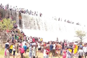 ढील बांध पर उमड़ी पयर्टकों की भीड़